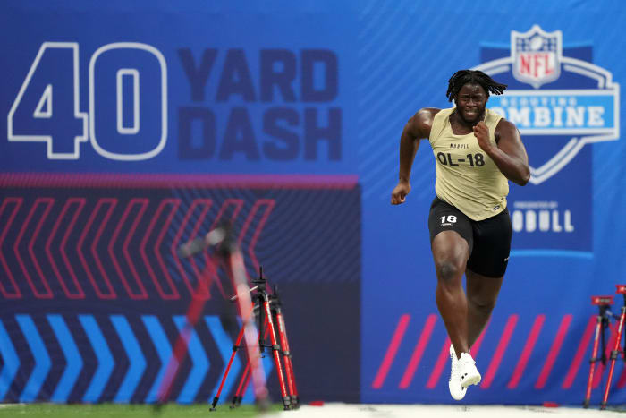 Olu Fashanu runs the 40 yard dash at the NFL Combine